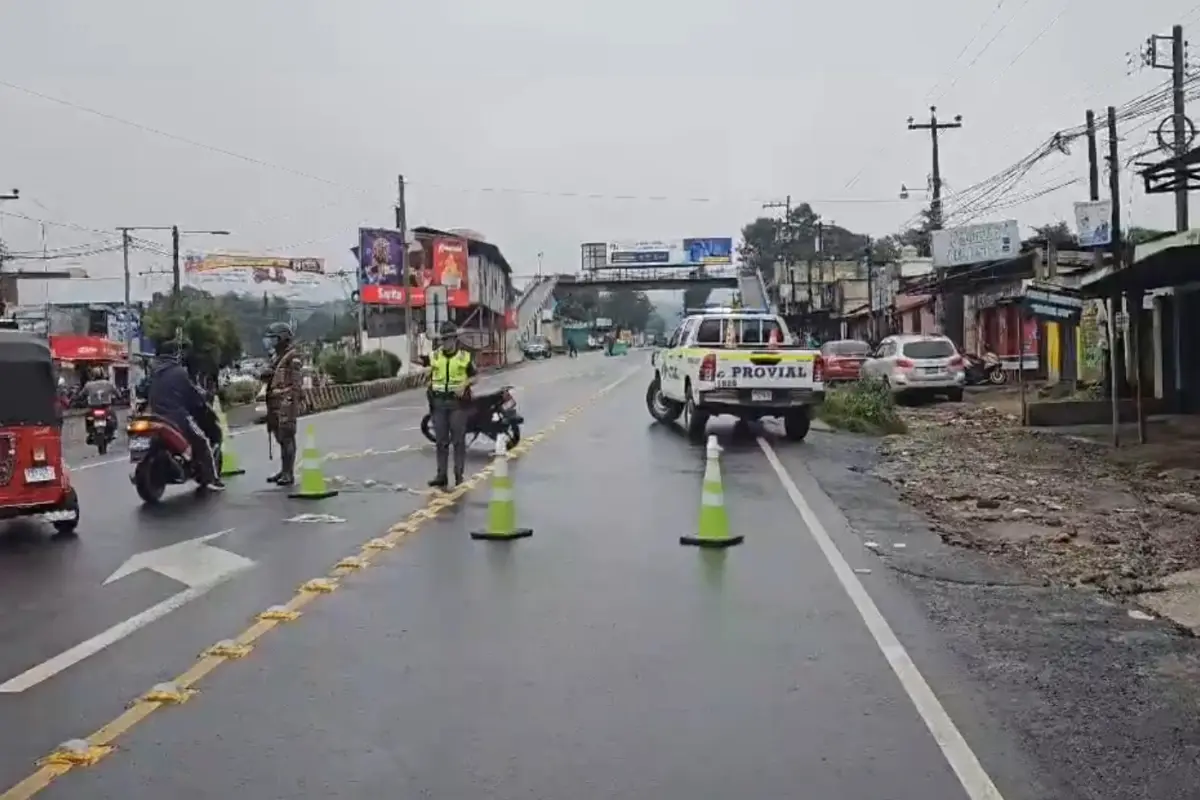 Agentes de PROVIAL desvían el tránsito en el área afectada en Chimaltenango. Captura de pantalla.