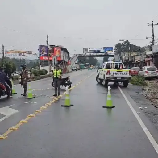Agentes de PROVIAL desvían el tránsito en el área afectada en Chimaltenango. Captura de pantalla.