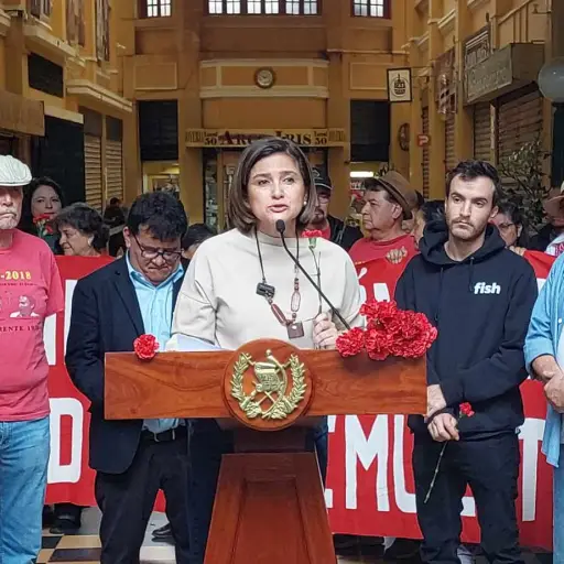 La vicepresidente se dirigió a la familia de Oliverio Castañeda de León desde el lugar donde fue asesinado. Foto: Alex Meoño. 