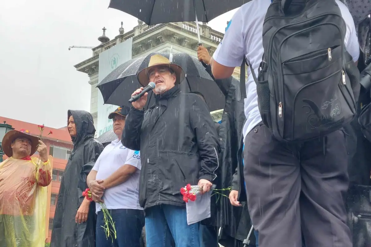 El mandatario Bernardo Arévalo participó de manera activa en la marcha del 20 de octubre de 2024. Foto: Álex Meoño.