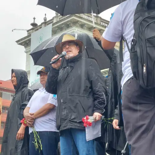 El mandatario Bernardo Arévalo participó de manera activa en la marcha del 20 de octubre de 2024. Foto: Álex Meoño.