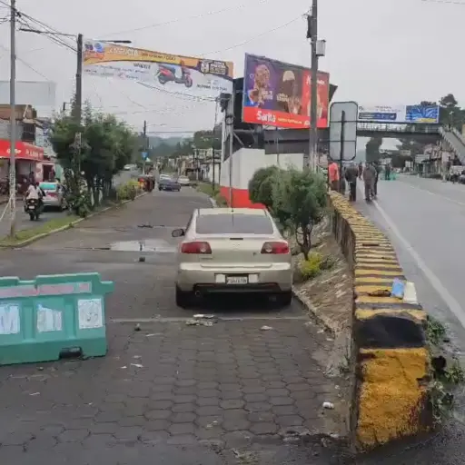 Las grietas abarcan la carretera principal y una ruta auxiliar que da hacia una de las colonias locales. Captura de pantalla.