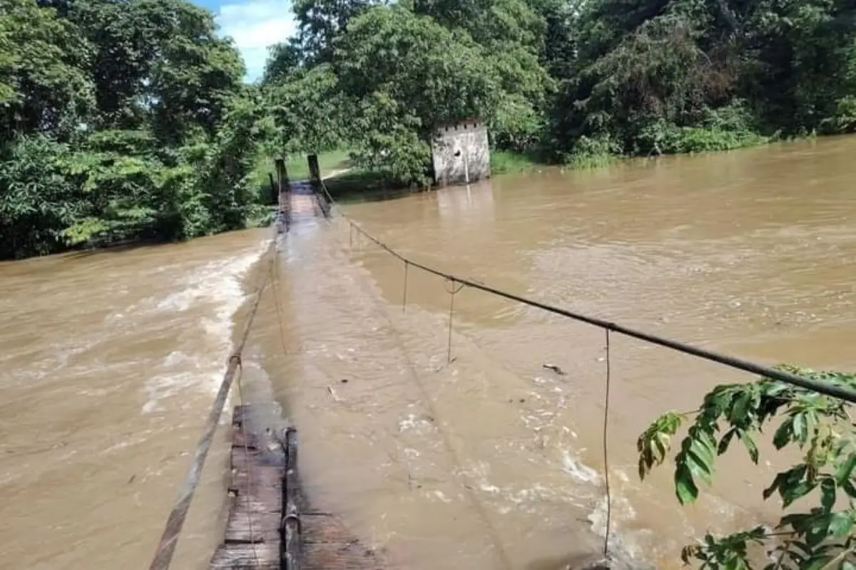 Las lluvias afectan un puente colgante en la comunidad El Pichelito y Tikalito, en el municipio de Melchor de Mencos, Petén.