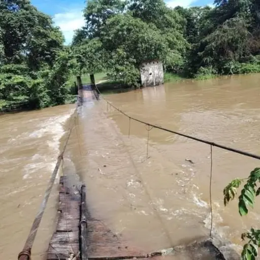 Las lluvias afectan un puente colgante en la comunidad El Pichelito y Tikalito, en el municipio de Melchor de Mencos, Petén.