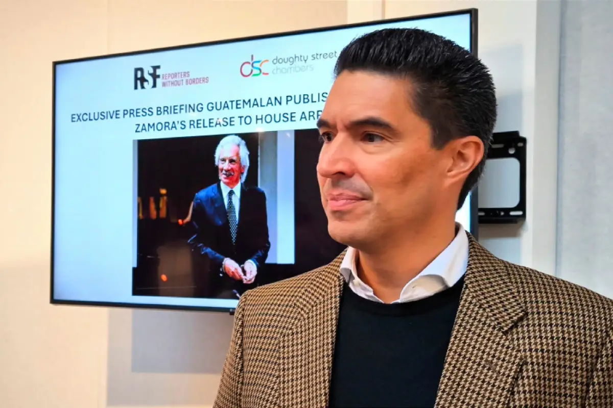 José Carlos Zamora, hijo del periodista guatemalteco José Rubén Zamora, ofrece una rueda de prensa junto a Reporteros Sin Fronteras en Londres. Foto: EFE