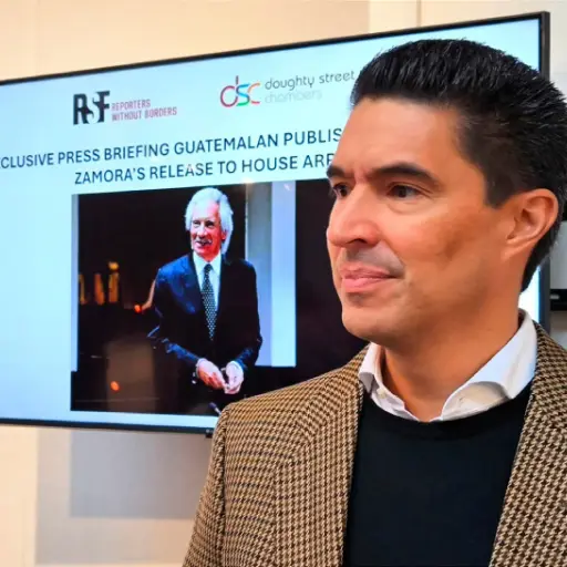 José Carlos Zamora, hijo del periodista guatemalteco José Rubén Zamora, ofrece una rueda de prensa junto a Reporteros Sin Fronteras en Londres. Foto: EFE