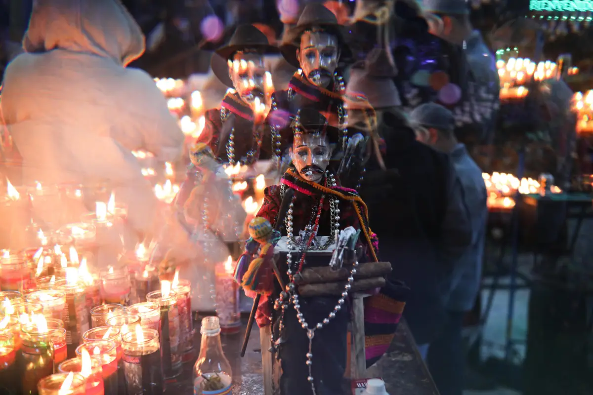 Fotografía de una figura de San Simón en un altar este lunes, en San Andrés Iztapa (Guatemala). Foto: EFE