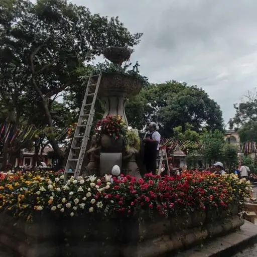Vecinos y voluntarios del evento trabajaron desde el viernes en la tarde para preparar la decoración del festival. Foto: Eliseo de León. 