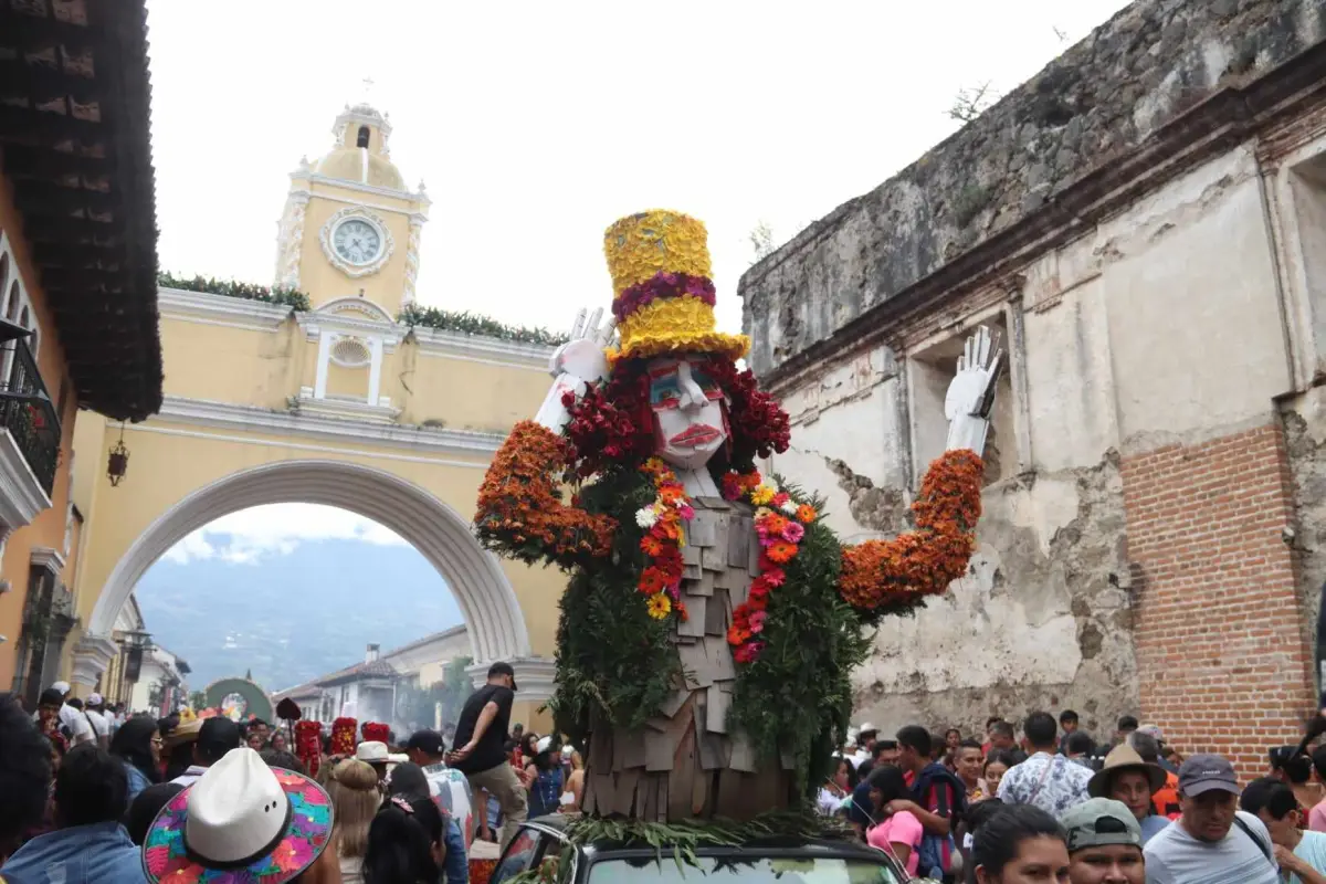 Algunos vecinos exaltaron a los personajes de Alicia en el País de las Maravillas. Foto: Álex Meoño. 