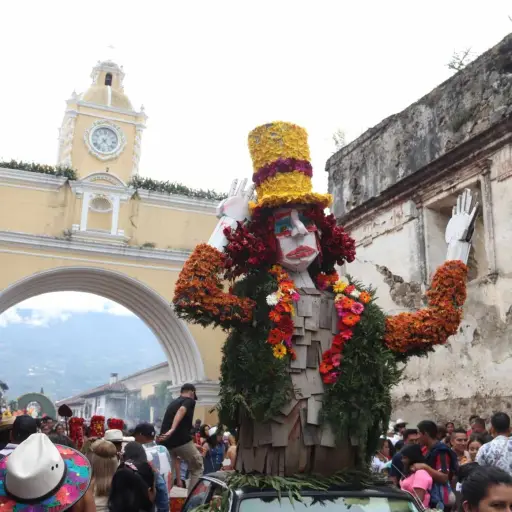 Algunos vecinos exaltaron a los personajes de Alicia en el País de las Maravillas. Foto: Álex Meoño. 