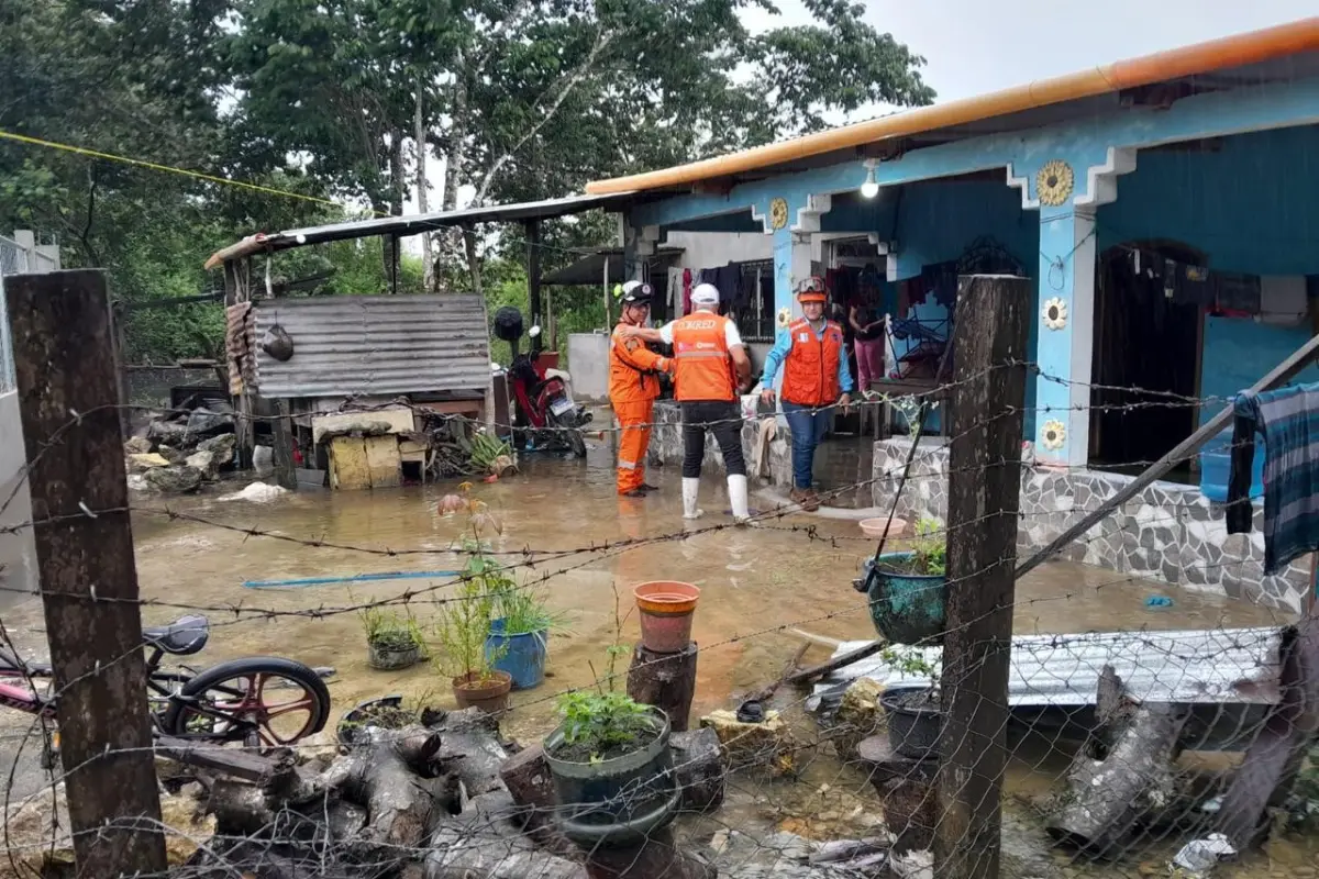 Personal de Conred se mantiene alerta por la llegada de la tormenta tropical Sara. Foto: Conred.