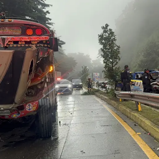 Los heridos fueron trasladados a un hospital cercano por los rescatistas. Foto Bomberos Voluntarios. 