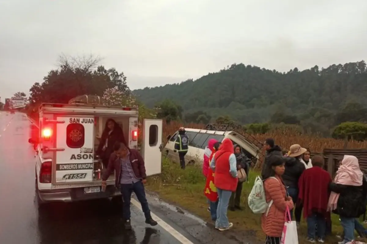 El vehículo de transporte de pasajeros quedó en una hondonada tras el accidente de tránsito. Foto: Bomberos Municipales Departamentales. 