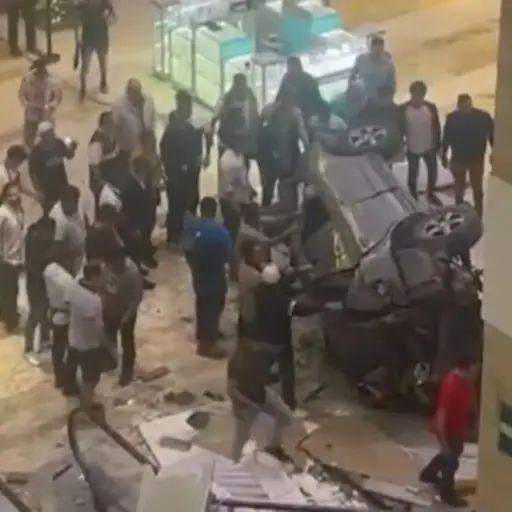 Algunas personas que caminaban por el lugar ayudaron a mover el automóvil que se accidentó. Captura de pantalla.