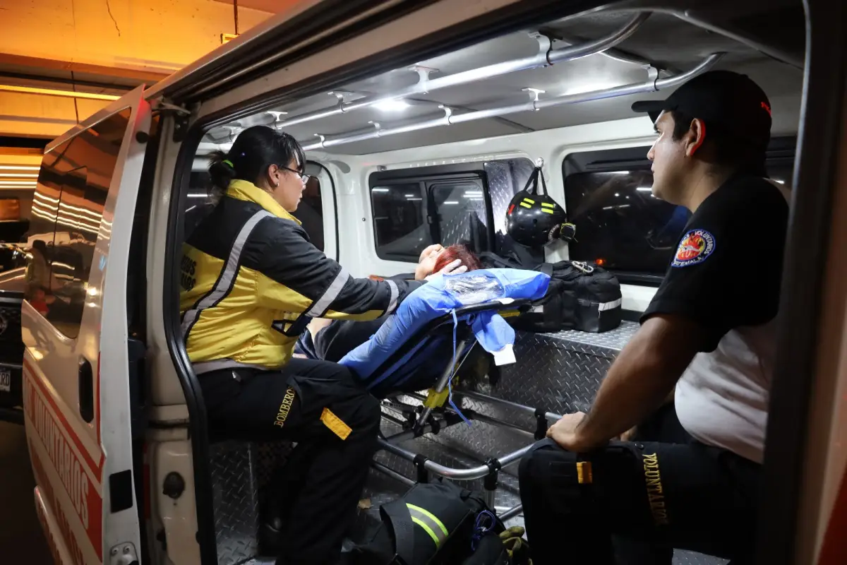 Bomberos Voluntarios compartieron imágenes de la atención que dieron en el comercial Miraflores.