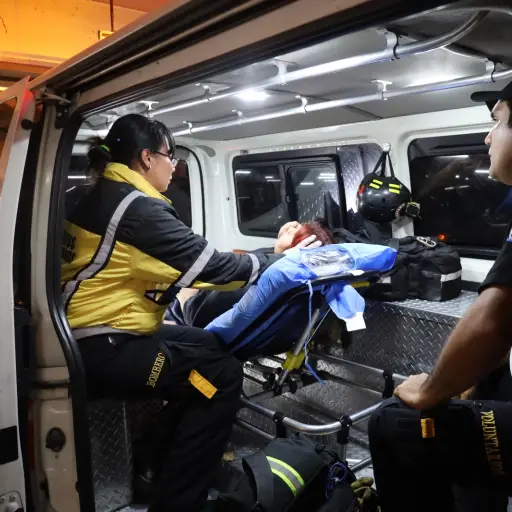 Bomberos Voluntarios compartieron imágenes de la atención que dieron en el comercial Miraflores.