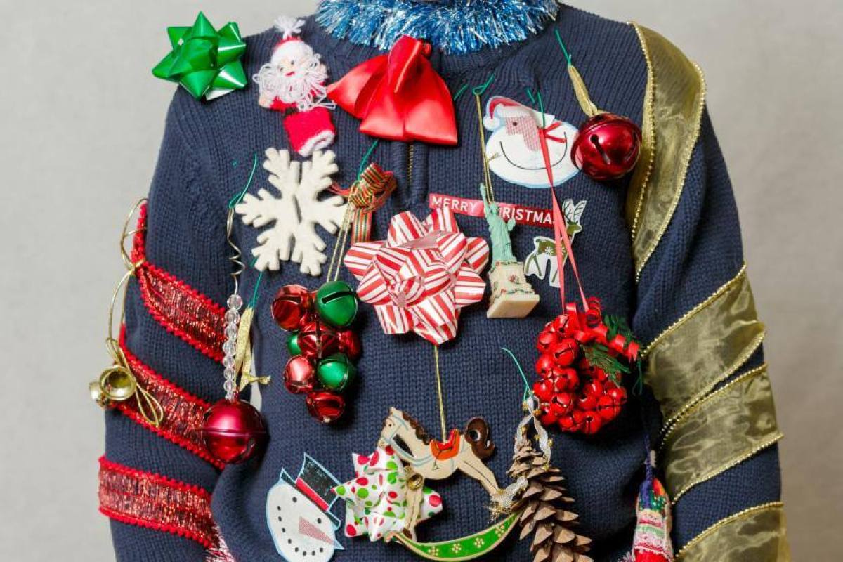 La tradición de utilizar suéteres navideños extravagantes