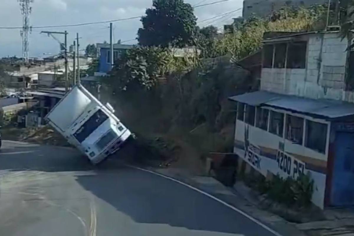 Camión sin frenos vuelca en la cuesta de El Zope