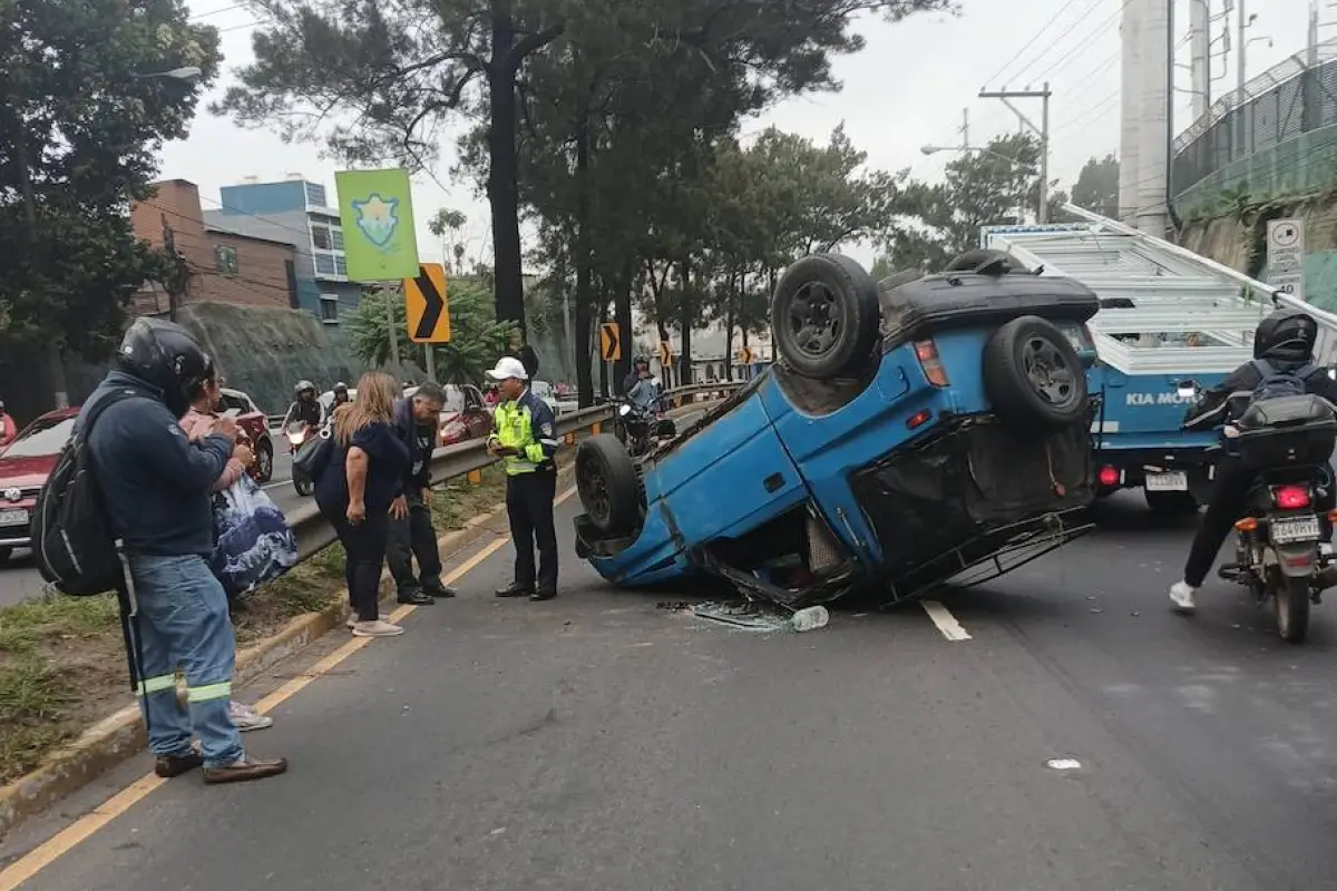 vehiculo-volcado-accidente-periferico-emisoras-unidas.png, 