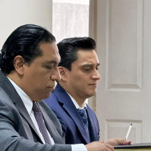 El exdirector de Informática del TSE, Jorge Santos (d), junto a su abogado durante una audiencia. ,Archivo - Omar Solís/Emisoras Unidas
