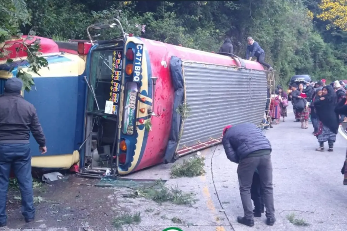 El accidente ocurrió en la ruta hacia Santa Clara La Laguna, Sololá. Foto: Bomberos Municipales Departamentales.