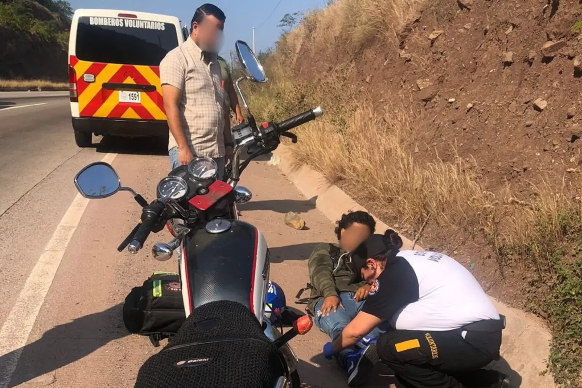 Bomberos Voluntarios atendieron un accidente en la ruta al Atlántico. El percance dejó un herido. 