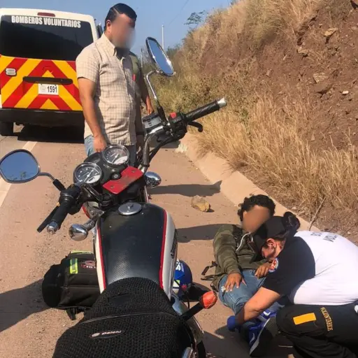 Bomberos Voluntarios atendieron un accidente en la ruta al Atlántico. El percance dejó un herido. 