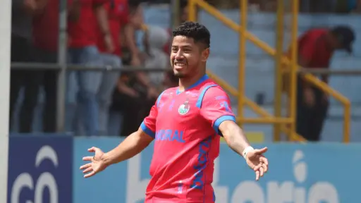 Juzgado de Mixco dicta restricciones contra el futbolista Pedro Altán