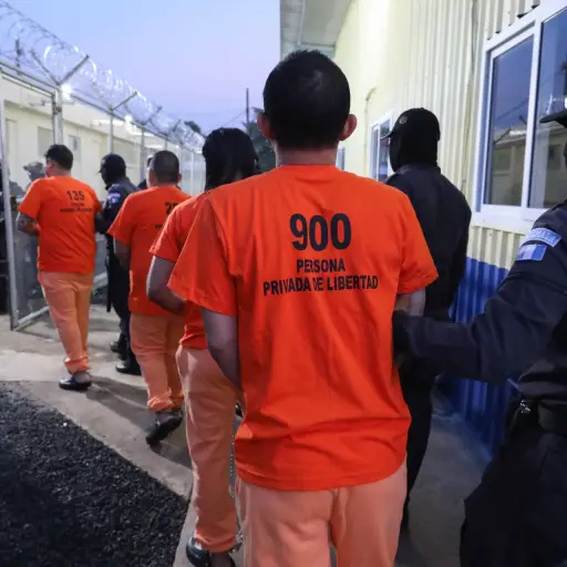 Fotografía cedida por el gobierno de Guatemala a la agencia EFE sobre el traslado de 131 personas privadas de libertad, consideradas de alta peligrosidad, a la cárcel 