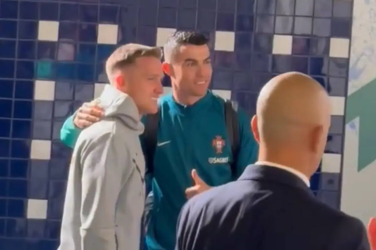 Luego de la derrota, y antes de abandonar el estadio Dragão en Porto, Piotr Zielinski, capitán de la selección polaca, y Nicola Zalewski, jugador de la Roma, decidieron acercarse a Cristiano Ronaldo para pedirle una foto. Ambos jugadores, sonrientes, posa, 