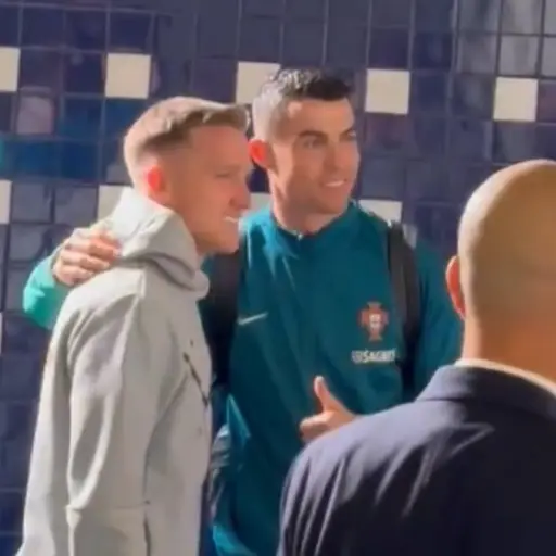 Luego de la derrota, y antes de abandonar el estadio Dragão en Porto, Piotr Zielinski, capitán de la selección polaca, y Nicola Zalewski, jugador de la Roma, decidieron acercarse a Cristiano Ronaldo para pedirle una foto. Ambos jugadores, sonrientes, posa ,