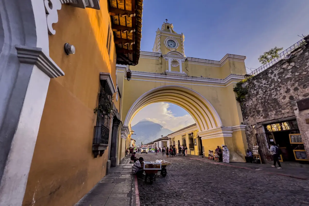 La Calle del Arco, en Antigua Guatemala (Guatemala). Foto: EFE