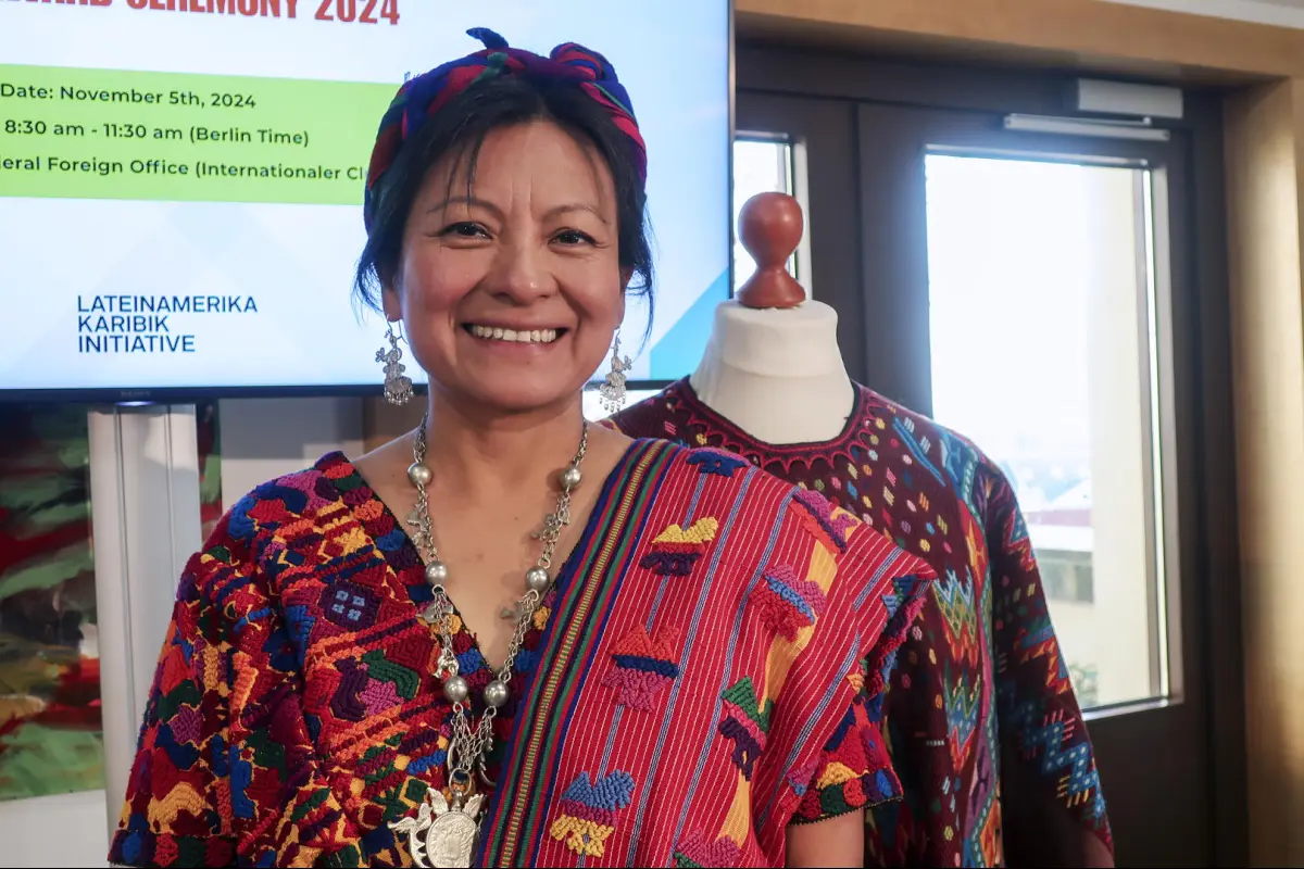 Angelina Aspuac, líder del Movimiento de Mujeres Tejedoras en Guatemala y gobernadora del departamento de Sacatepéquez, recibió un premio en Berlín. Foto: EFE