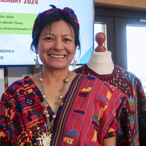 Angelina Aspuac, líder del Movimiento de Mujeres Tejedoras en Guatemala y gobernadora del departamento de Sacatepéquez, recibió un premio en Berlín. Foto: EFE