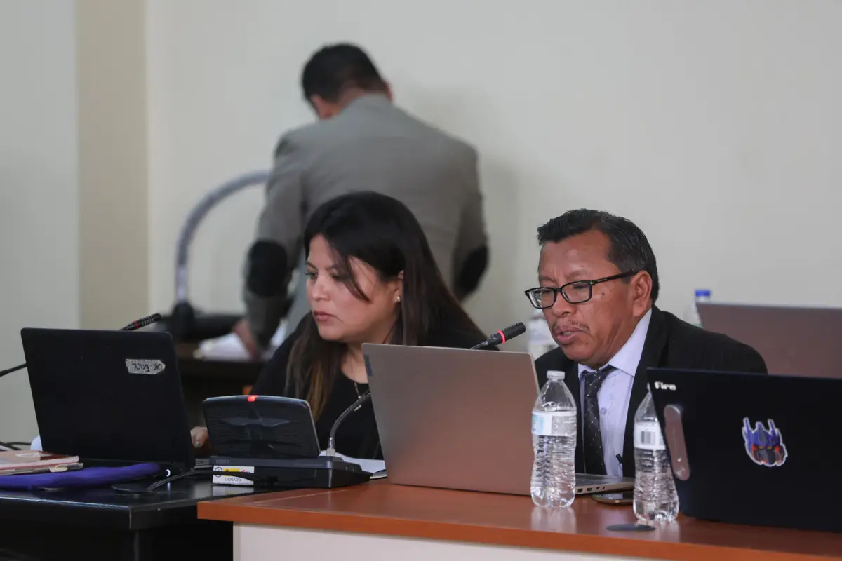 El abogado defensor de las víctimas y querellante adhesivo, Francisco Vivar, habla durante el debate oral y público del juicio contra el militar retirado Manuel Benedicto Lucas García. Foto: EFE