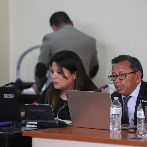 El abogado defensor de las víctimas y querellante adhesivo, Francisco Vivar, habla durante el debate oral y público del juicio contra el militar retirado Manuel Benedicto Lucas García. Foto: EFE
