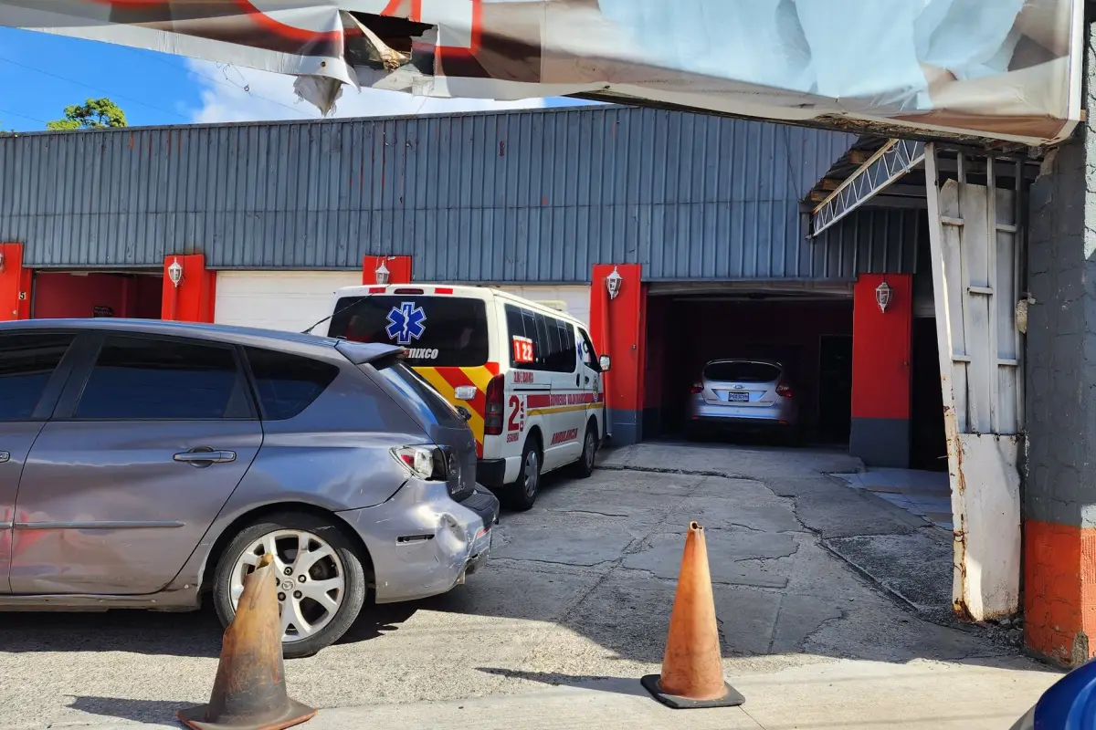 En el interior del lugar quedó un vehículo que podría pertenecer a la víctima mortal. Foto: Bomberos Voluntarios.