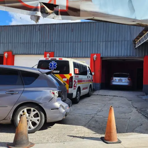 En el interior del lugar quedó un vehículo que podría pertenecer a la víctima mortal. Foto: Bomberos Voluntarios.