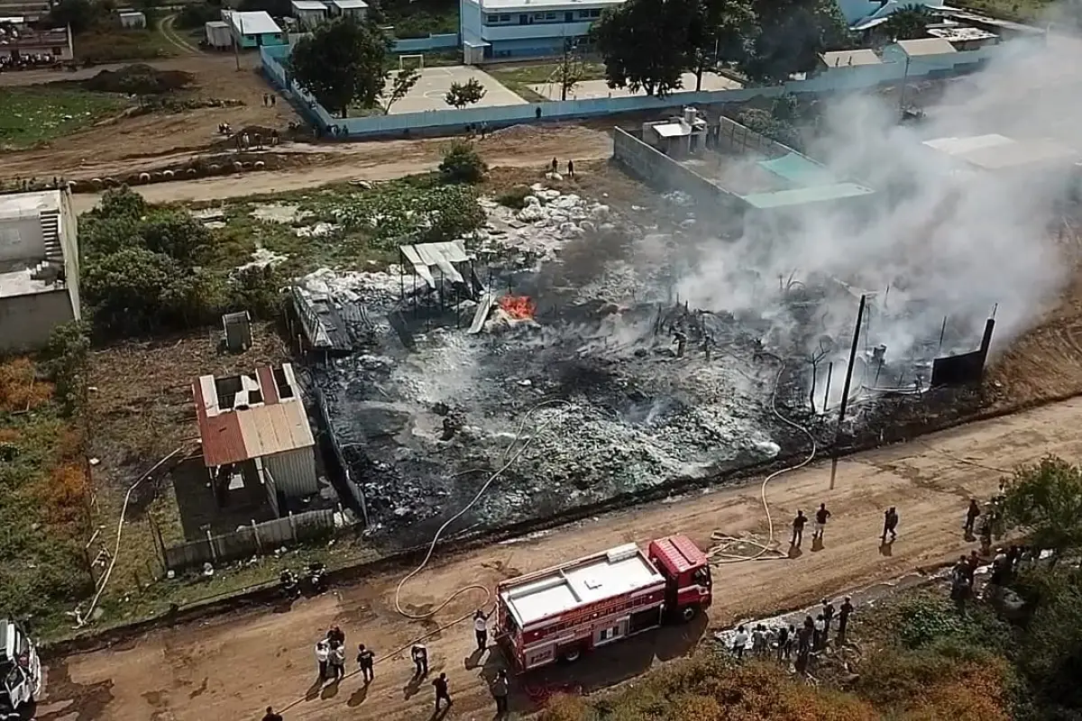 Los cuerpos de socorro acudieron al lugar y tardaron una hora en controlar las llamas. Foto: Bomberos Voluntarios.