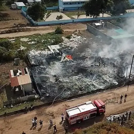 Los cuerpos de socorro acudieron al lugar y tardaron una hora en controlar las llamas. Foto: Bomberos Voluntarios.