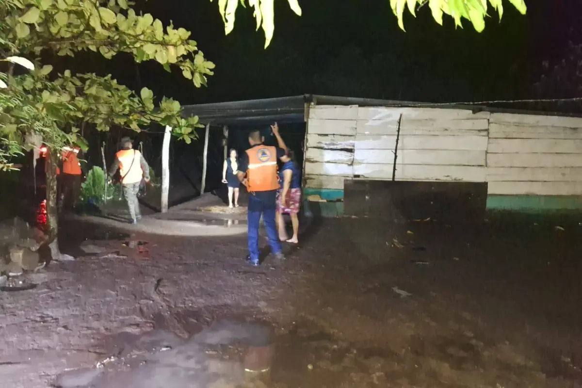 Delegados de Conred apoyaron a los vecinos afectados para evaluar daños en sus residencias. Foto: Conred. 