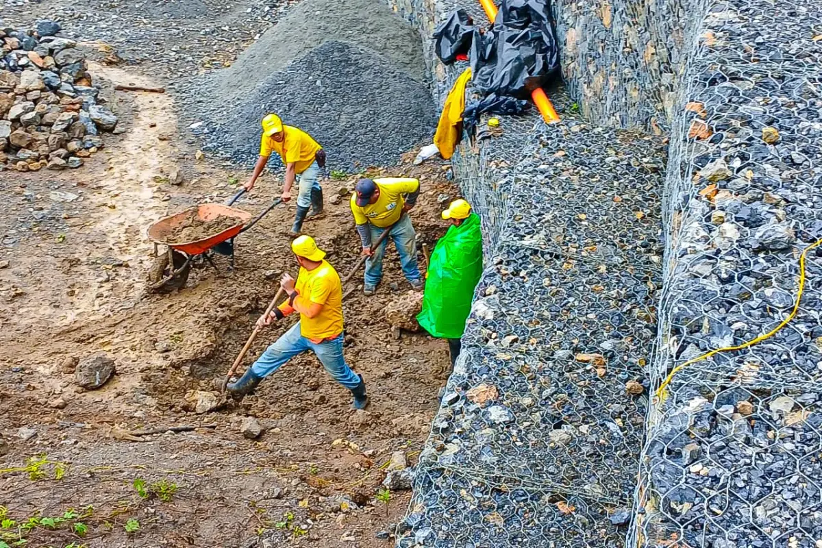 Las lluvias también afectaron la carretera entre San Juan Cotzal y Chajul en Quiché, donde avanzan las reparaciones. Foto: Gobierno. 