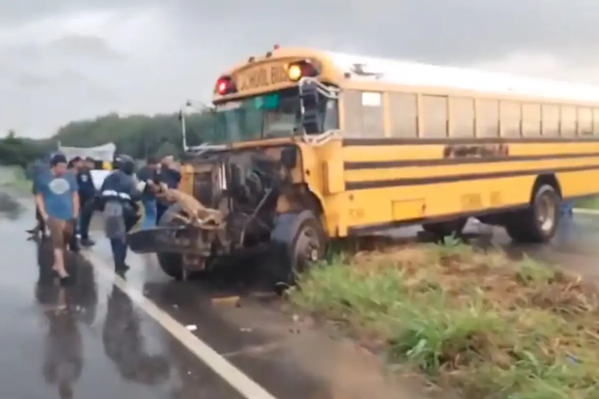 El autobús terminó con la parte frontal totalmente destruida. Captura de pantalla. 