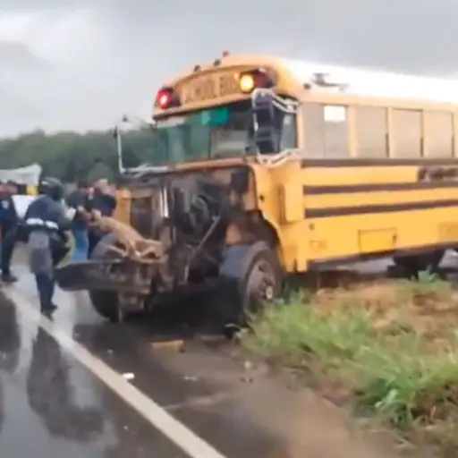 El autobús terminó con la parte frontal totalmente destruida. Captura de pantalla. 