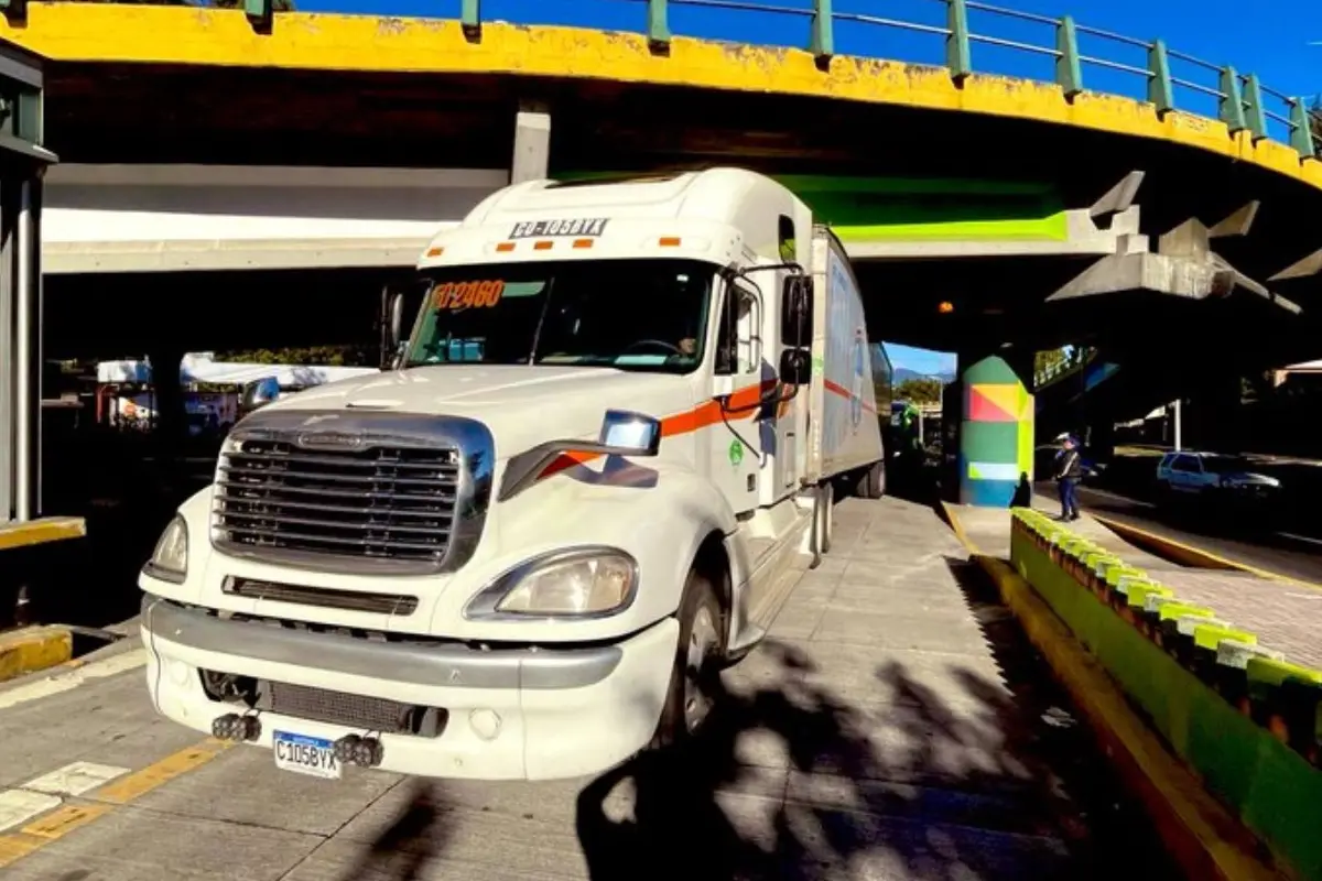 El transporte obstruye el paso del Periférico Norte hacia la colonia Reformita, zona 12. Foto: Amílcar Montejo.