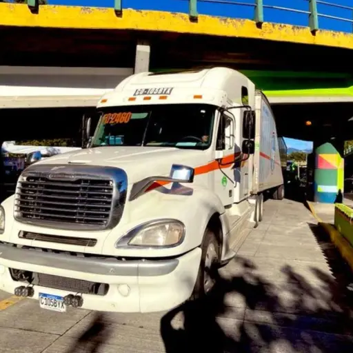 El transporte obstruye el paso del Periférico Norte hacia la colonia Reformita, zona 12. Foto: Amílcar Montejo.