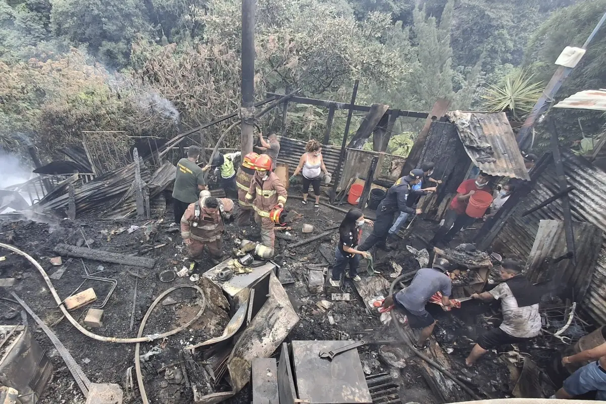 Bomberos Municipales precisaron que las llamas consumieron dos viviendas. Foto: Bomberos Municipales.