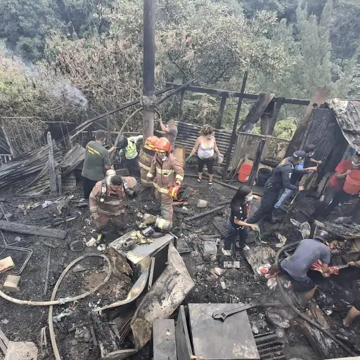 Bomberos Municipales precisaron que las llamas consumieron dos viviendas. Foto: Bomberos Municipales.