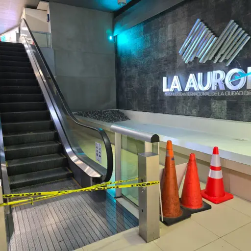 Por el momento, autoridades de la terminal aérea buscan habilitar las gradas eléctricas y ascensores. Foto: Archivo.