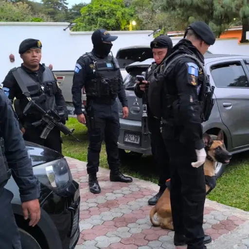 Una gran cantidad de efectivos participan en el operativo, pero las autoridades aún no dan más detalles del allanamiento. Foto: PNC.